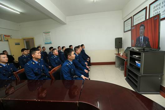 空军军医大学警勤连组织收看大会报告(朱晓明 摄)